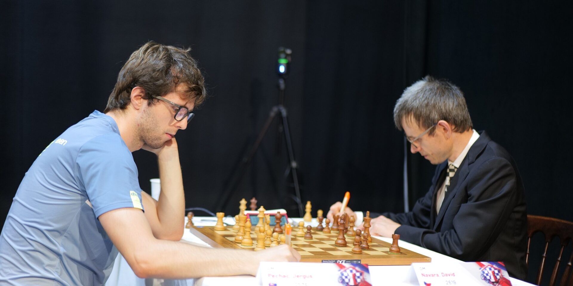 GM Jerguš Pecháč za šachovnicou na Chess Slovak Open 2026 v Skalici
