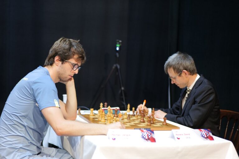 GM Jerguš Pecháč za šachovnicou na Chess Slovak Open 2026 v Skalici