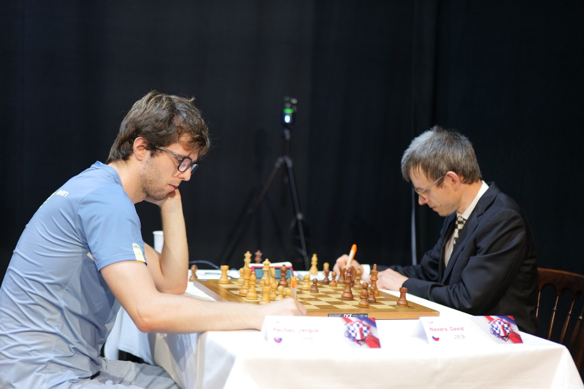 GM Jerguš Pecháč za šachovnicou na Chess Slovak Open 2026 v Skalici