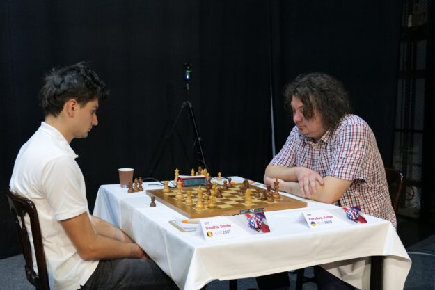 GM Daniel Dardha a GM Anton Korobov za šachovnicou na Chess Slovak Open 2026 v Skalici