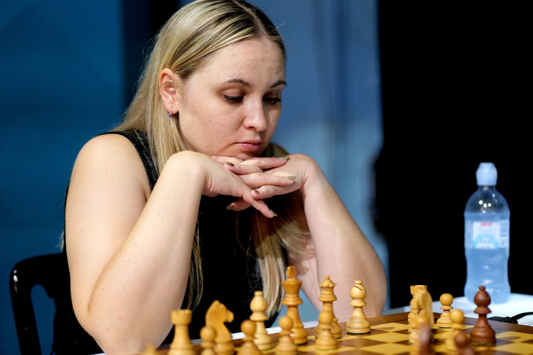 WGM Anastasiya Rakhmangulova za šachovnicou na Chess Slovak Open 2026 v Skalici