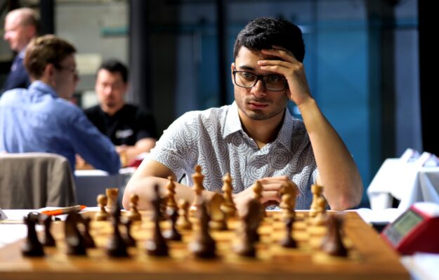 GM Leon Luke Mendonca za šachovnicou na Chess Slovak Open 2026 v Skalici