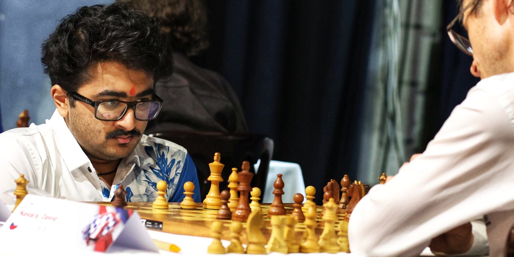 GM Aditya Mittal a GM David Navara za šachovnicou na Chess Slovak Open 2026 v Skalici