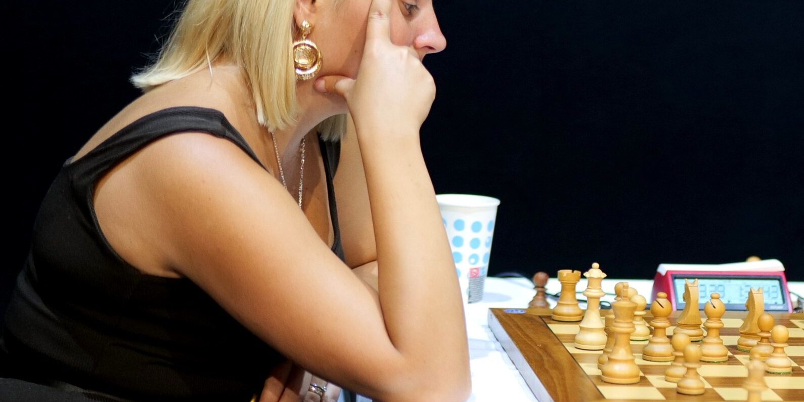 WGM Anastasiya Rakhmangulova, víťazka Queen Masters 2026, za šachovnicou v Skalici WGM Anastasiya Rakhmangulova, víťazka Queen Masters 2026, za šachovnicou v Skalici