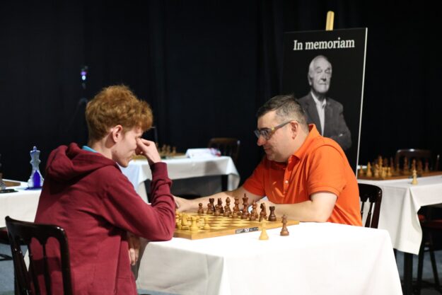 GM Sergej Movsesian na prvej šachovnici Rapid turnaja Chess Slovak Open 2026 v Skalici