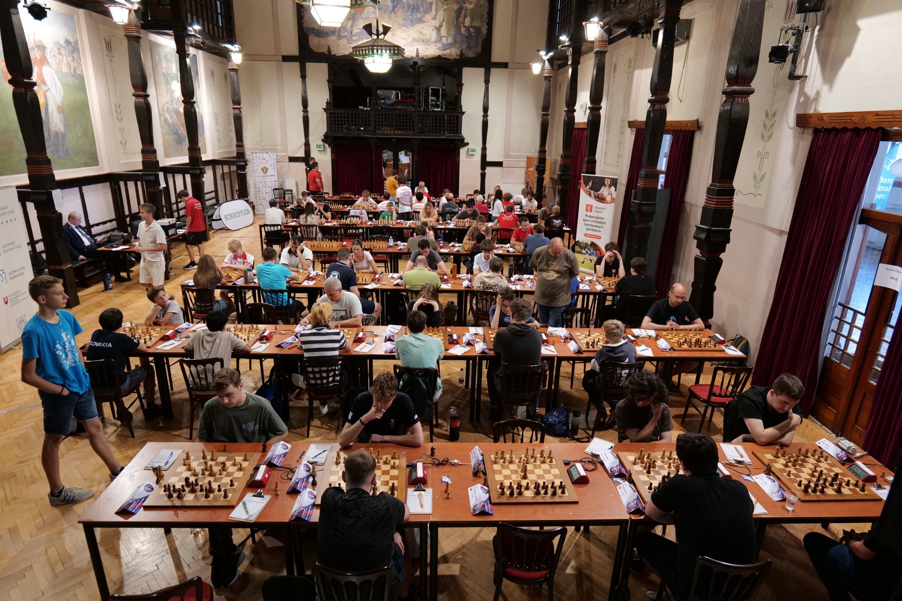 Hracia sála Domu kultúry v Skalici počas záverečného kola Chess Slovak Open 2026
