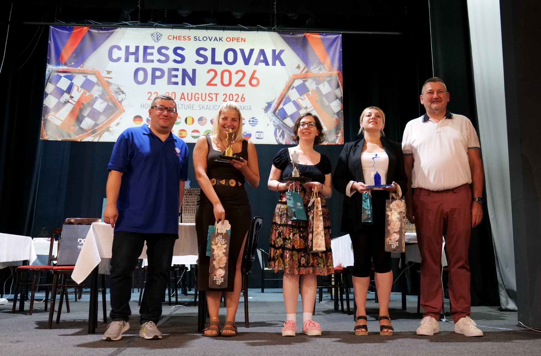 Pódium turnaja Queen Masters na Chess Slovak Open 2026: Rakhmangulova, Markantonaki a Doluhanova