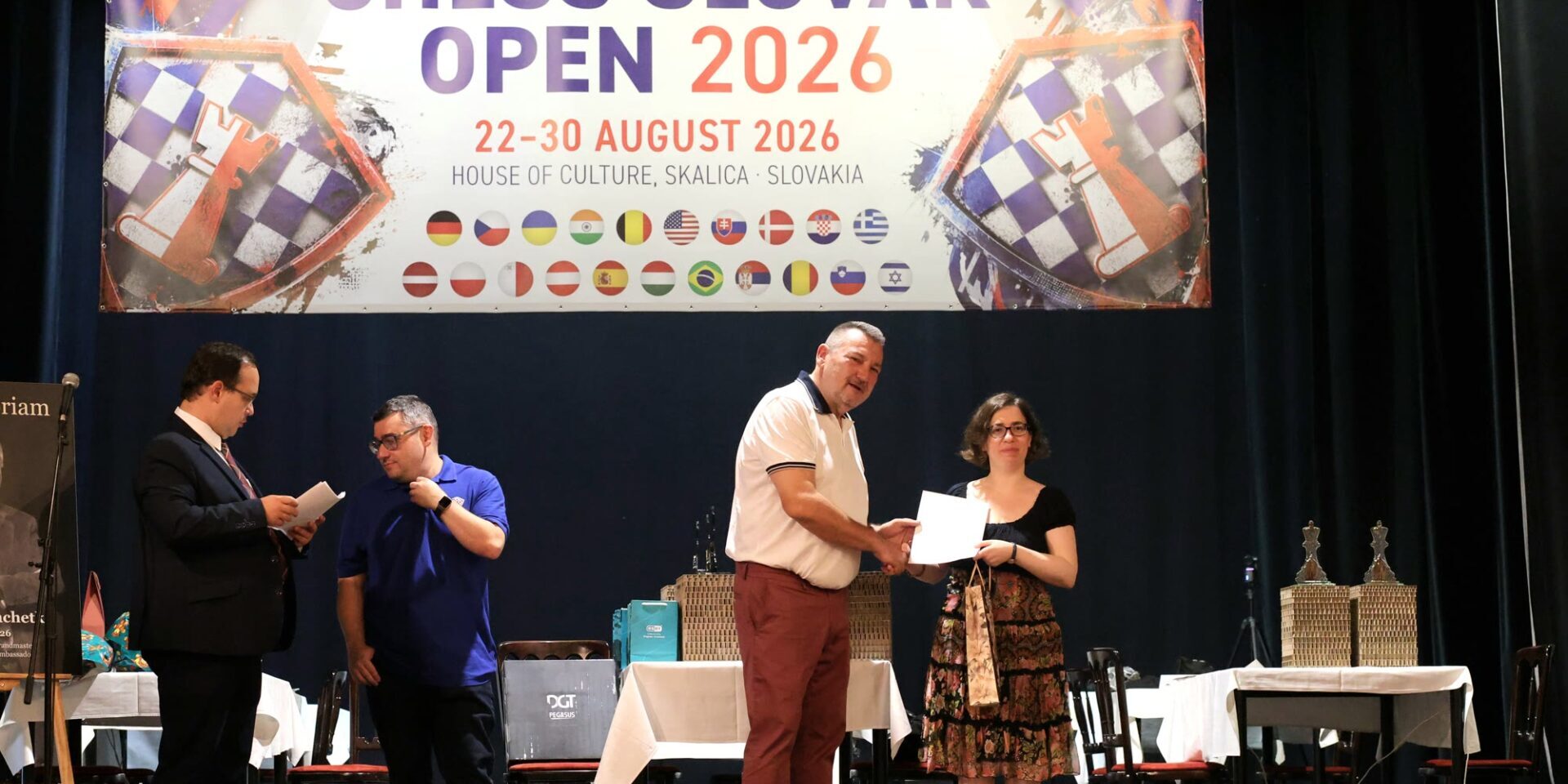 Haritomeni Markantonaki preberá certifikát o norme WIM od riaditeľa festivalu Milana Romana Haritomeni Markantonaki preberá certifikát o norme WIM od riaditeľa festivalu Milana Romana