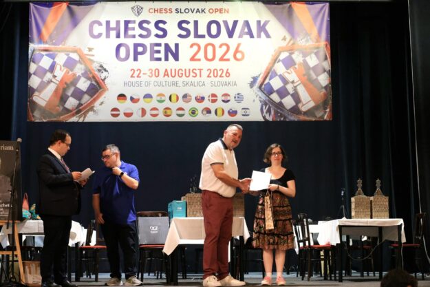 Haritomeni Markantonaki preberá certifikát o norme WIM od riaditeľa festivalu Milana Romana Haritomeni Markantonaki preberá certifikát o norme WIM od riaditeľa festivalu Milana Romana